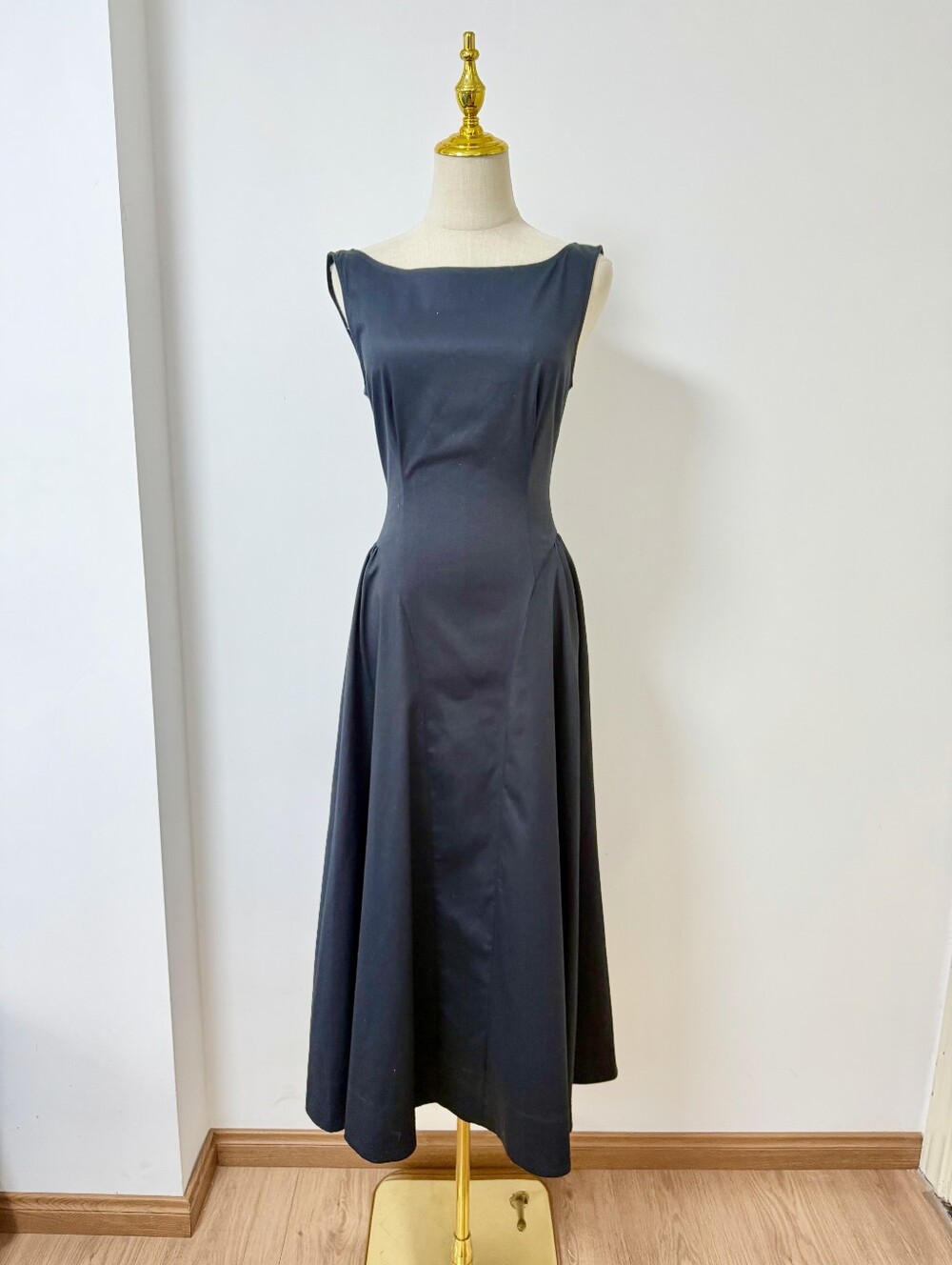Helsa Stretch Cotton Sateen Midi Dress in Black - Picture 5 of 12